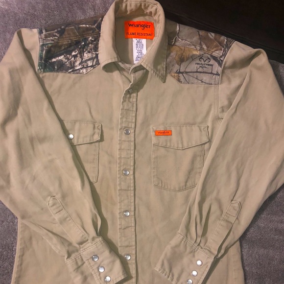 Wrangler  real tree fr pearl snap - Picture 1 of 4